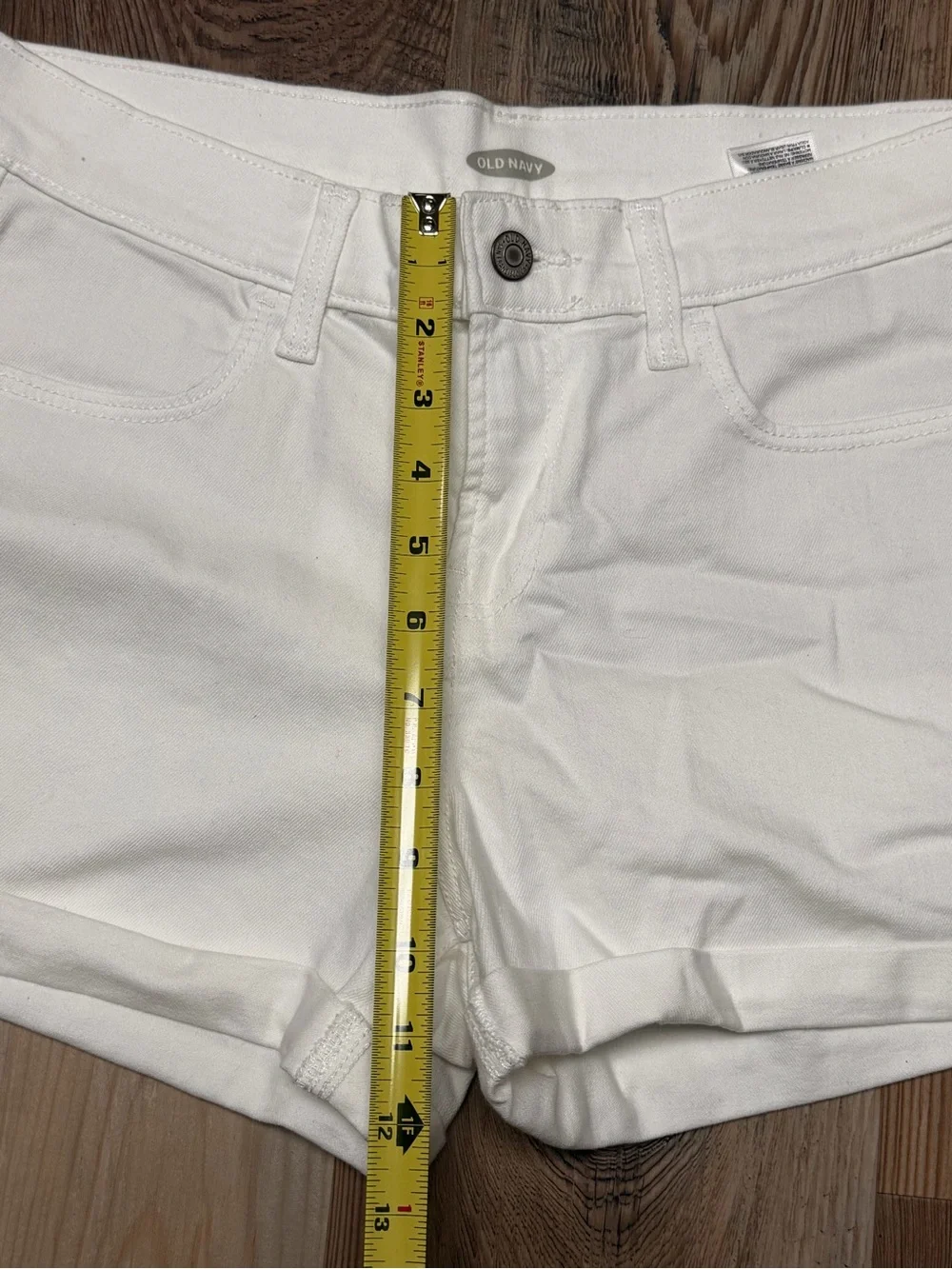 Old Navy White Cuffed Denim Shorts Women’s Size 6 NWOT Stretch Boyfriend